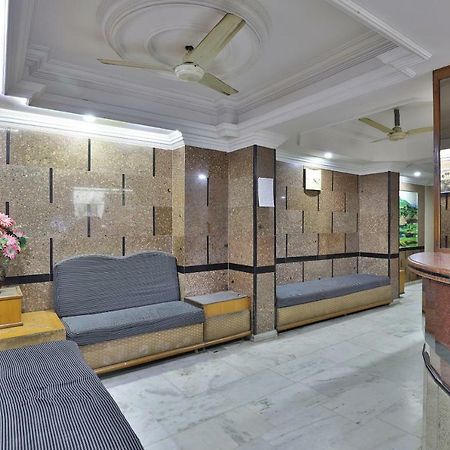 Spot On Hotel Decent Ānand Екстериор снимка