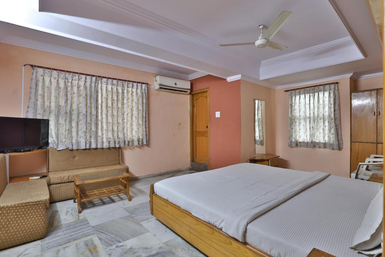 Spot On Hotel Decent Ānand Екстериор снимка