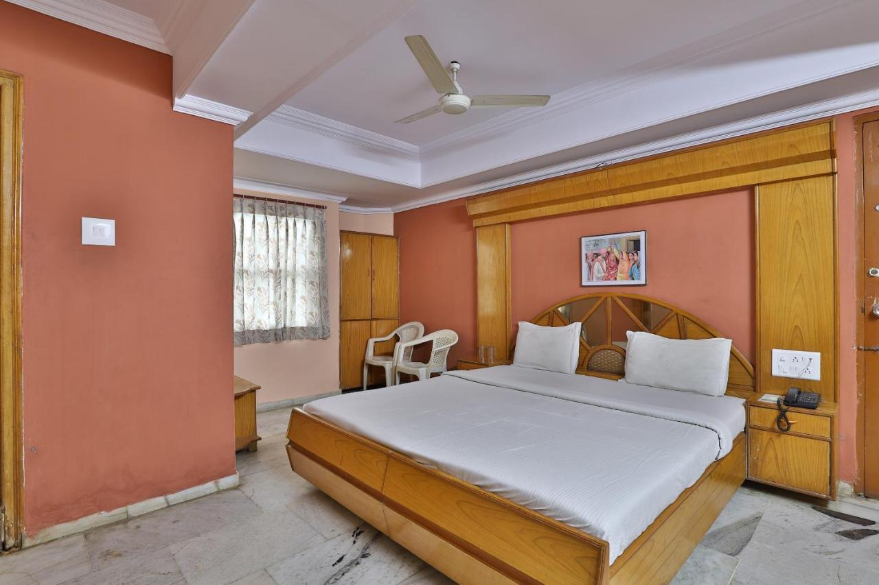 Spot On Hotel Decent Ānand Екстериор снимка