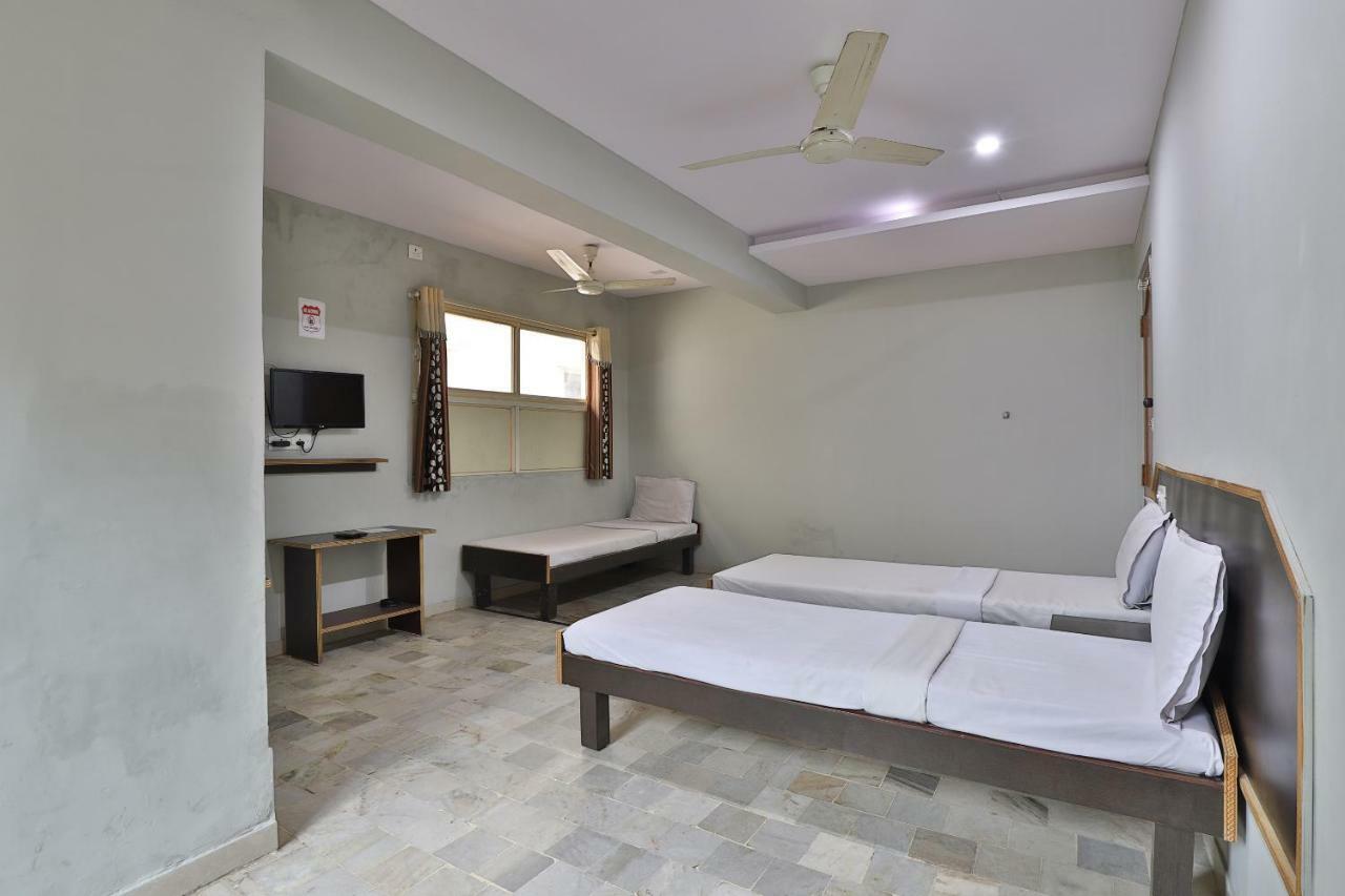 Spot On Hotel Decent Ānand Екстериор снимка