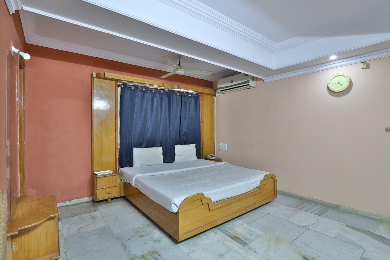 Spot On Hotel Decent Ānand Екстериор снимка