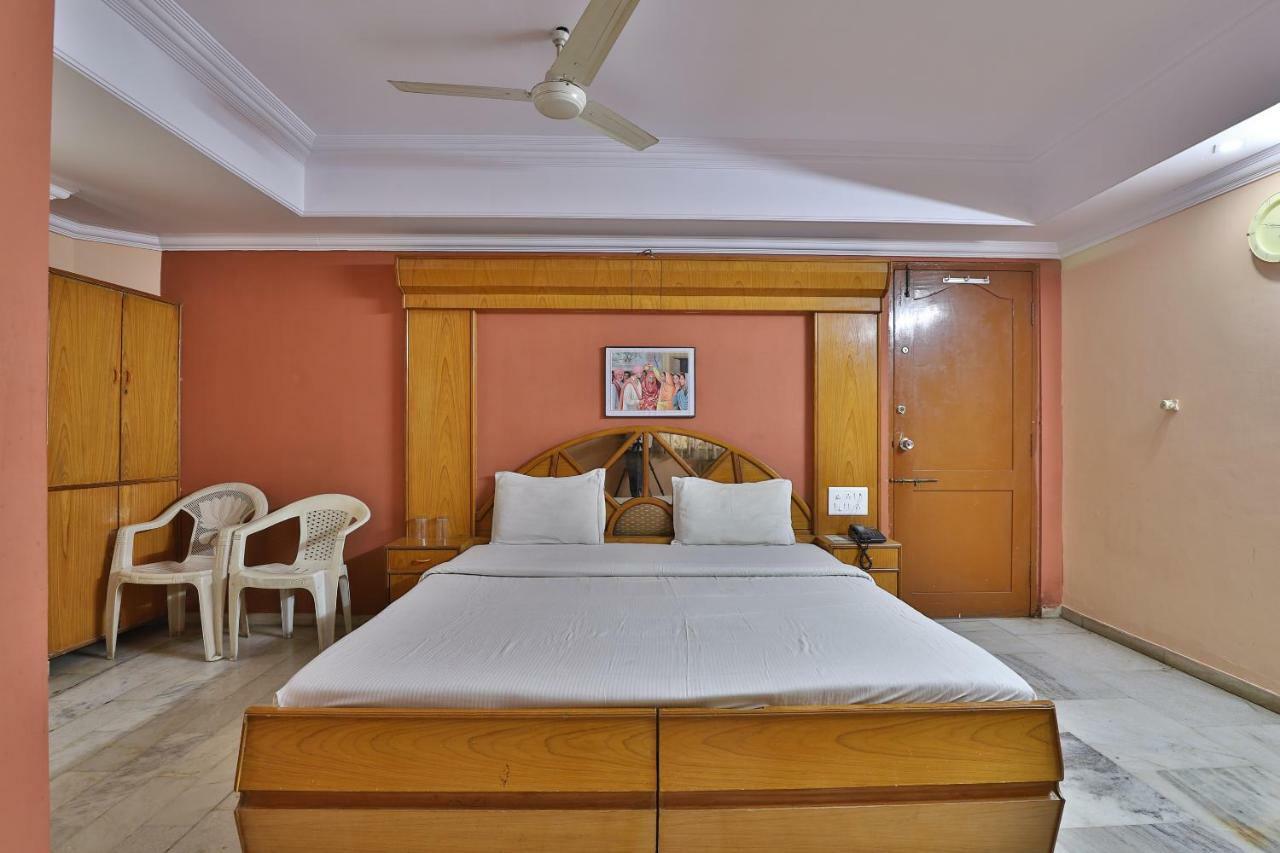 Spot On Hotel Decent Ānand Екстериор снимка