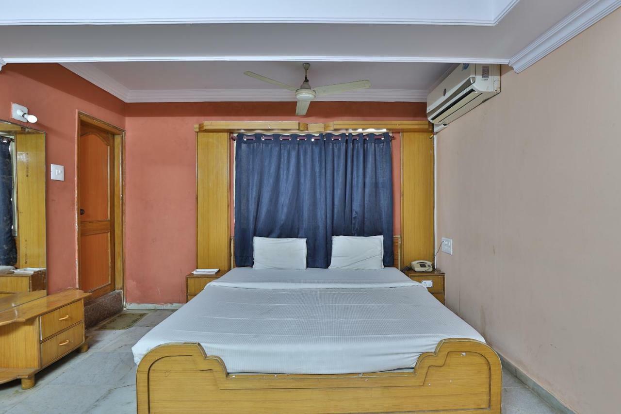 Spot On Hotel Decent Ānand Екстериор снимка